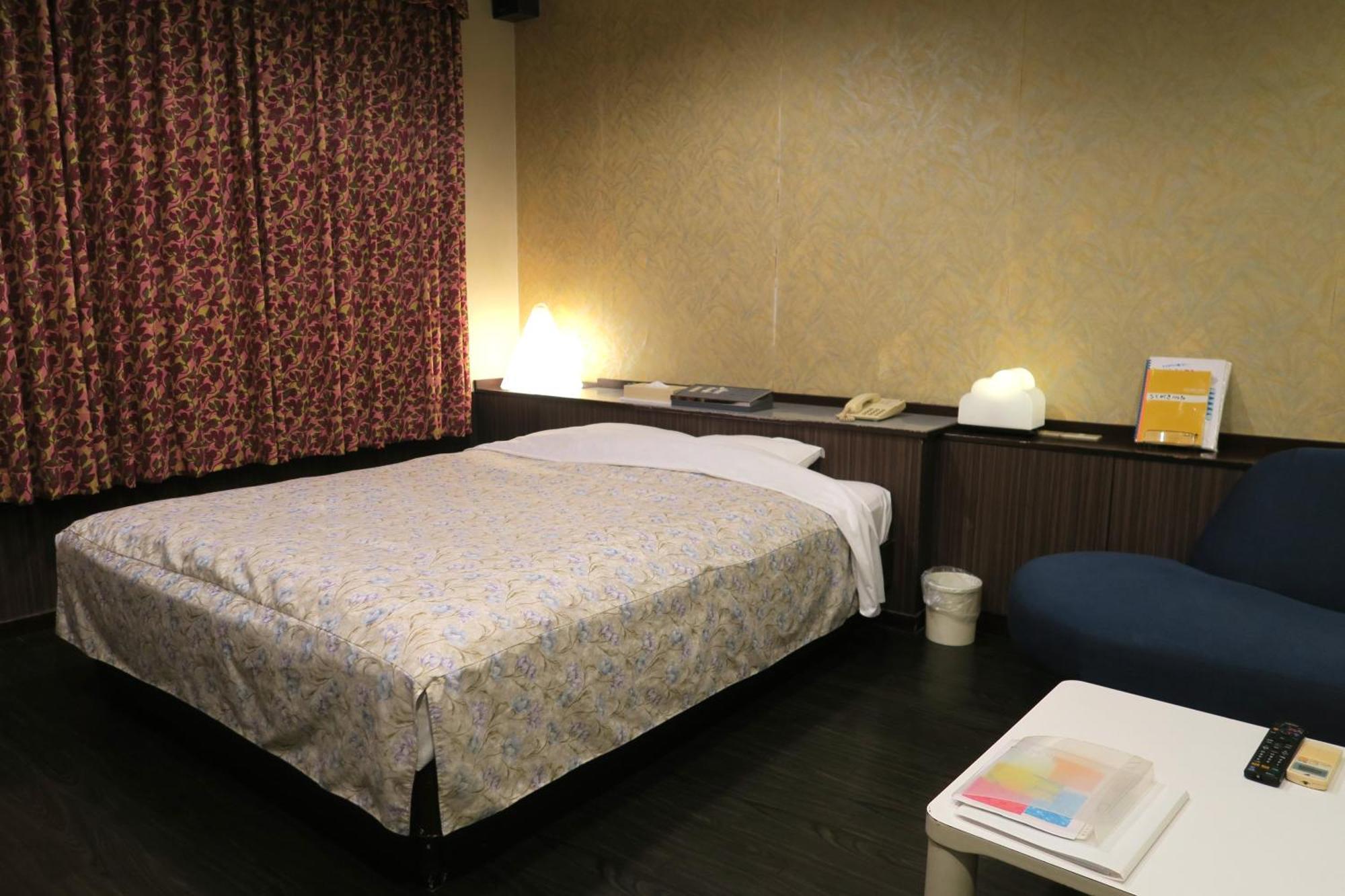 Love hotel Carnival Metabaru